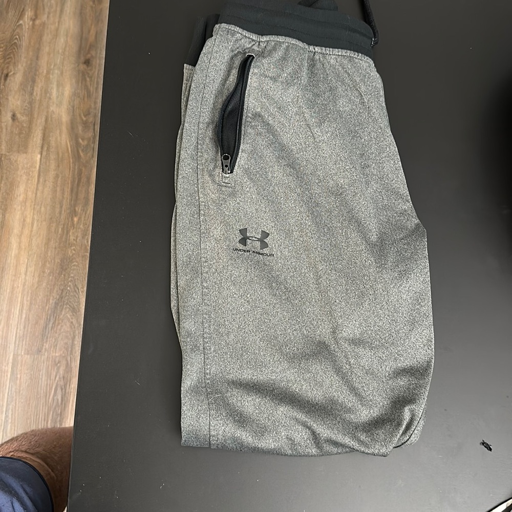 Men’s medium order armour loose jogger gray / black